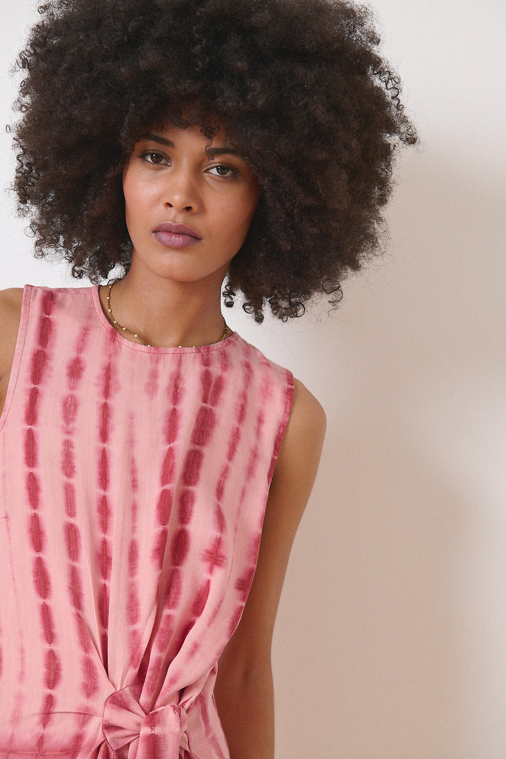 Robe midi féminine et élégante avec tissu doux et agréable pièce parfaite pour l'été évènement estival femme 
