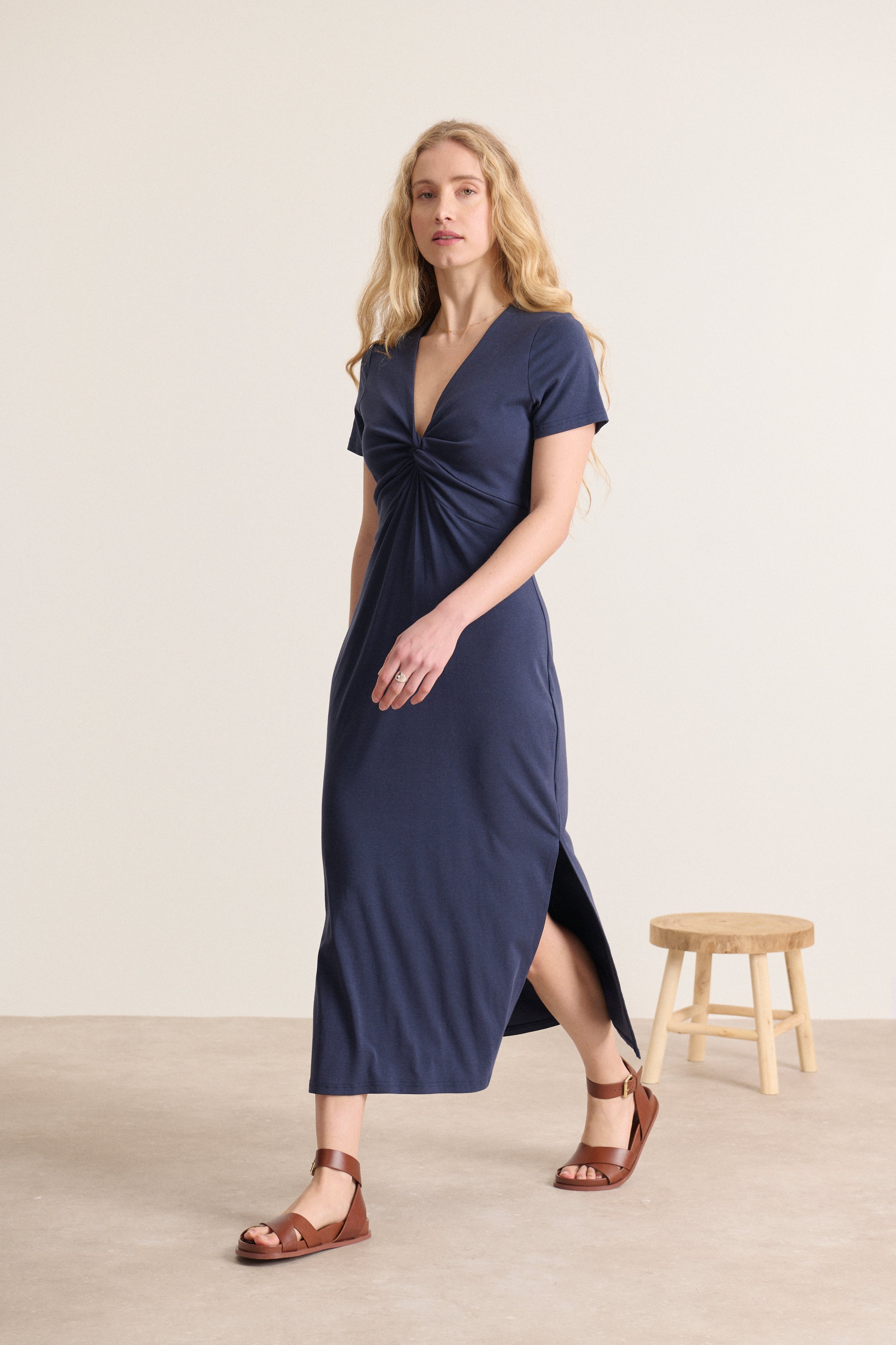 Collection printemps été femme Robe nœud devant couleur bleu marine avec fentes coupe près du corps avec manches courtes collection printemps été femme 