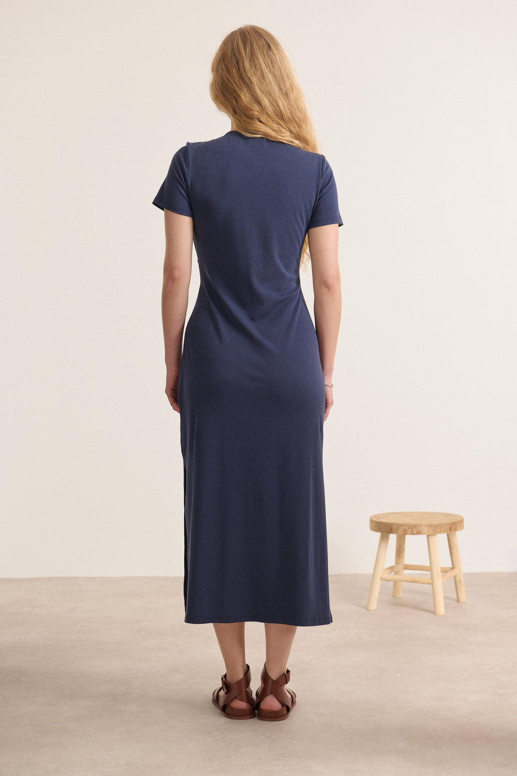 Tenue avec nœud à l'avant et col en V couleur marine longueur midi format t-shirt tendance Vêtement femme marque française