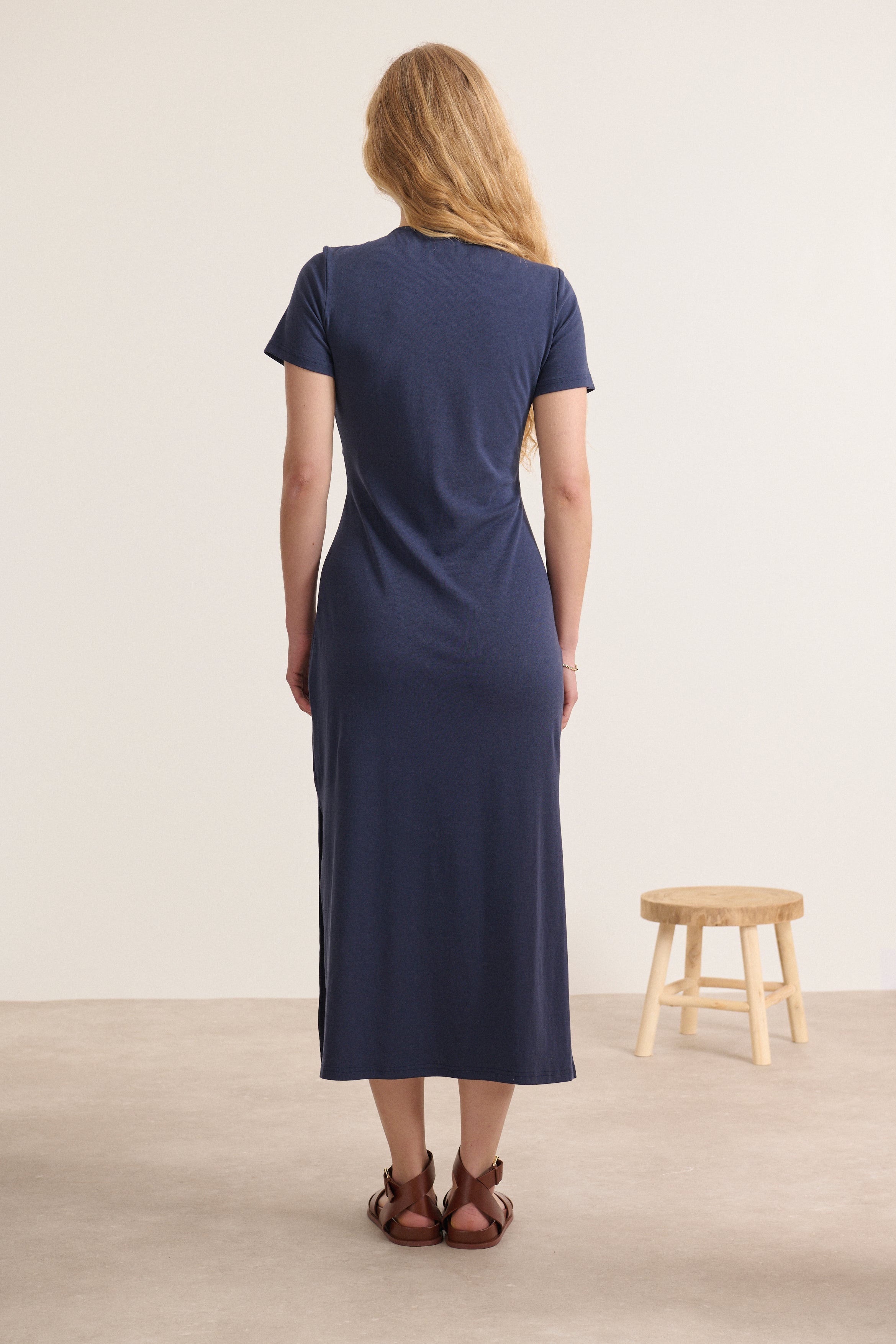 Tenue avec nœud à l'avant et col en V couleur marine longueur midi format t-shirt tendance Vêtement femme marque française