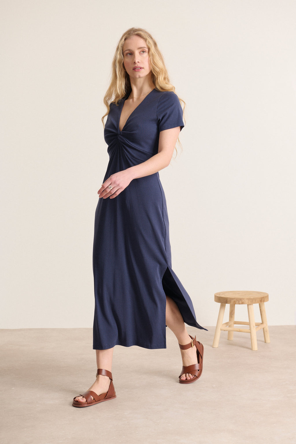 Robe élégante près du corps marine avec un nœud devant et manches courtes coupe longueur midi collection printemps été Garance Paris 