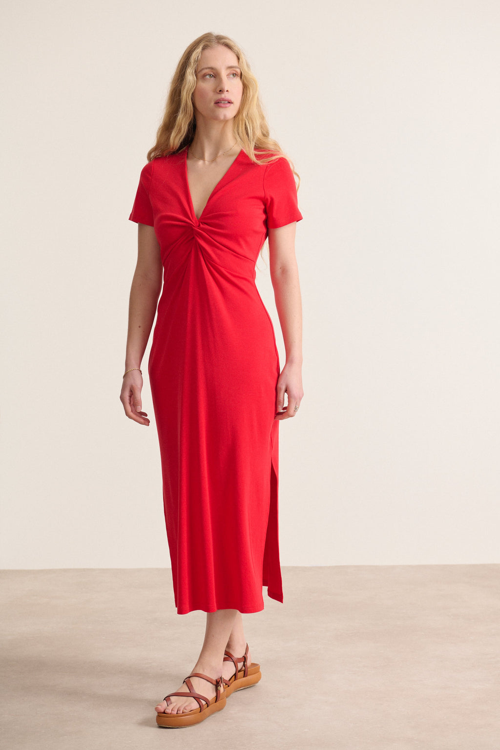 Robe midi avec nœud à l'avant avec manches courtes couleur rouge vif avec décolleté en V coupe près du corps et fentes 