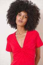 Tenue avec nœud à l'avant et col en V couleur rouge longueur midi format t-shirt tendance vêtement femme marque parisienne