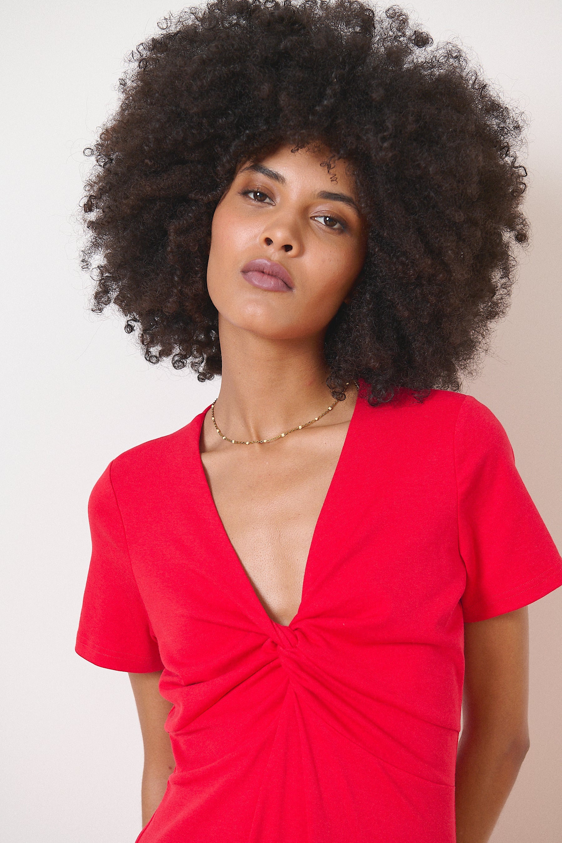 Tenue avec nœud à l'avant et col en V couleur rouge longueur midi format t-shirt tendance vêtement femme marque parisienne
