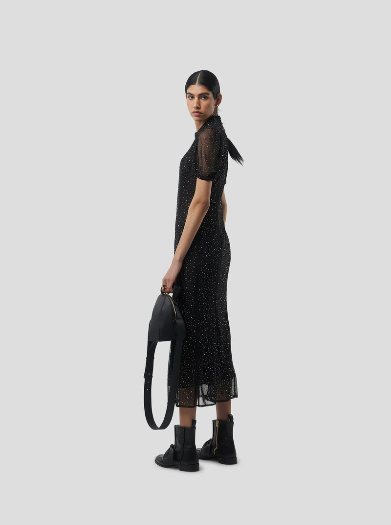 Nas con vestido de malla suave negro fragmentado
