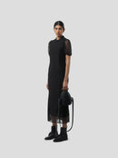 Nas con vestido de malla suave negro fragmentado