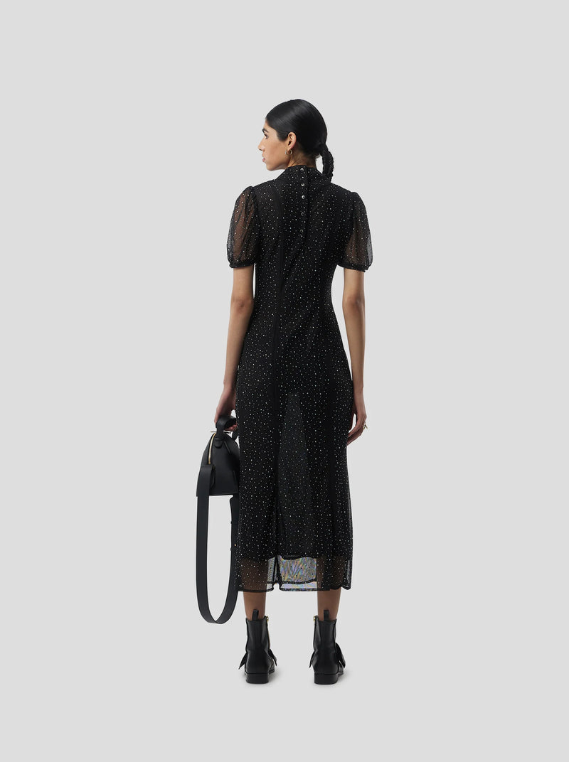 Nas con vestido de malla suave negro fragmentado