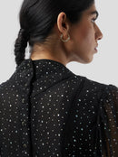 Nas con vestido de malla suave negro fragmentado