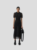 Nas con vestido de malla suave negro fragmentado