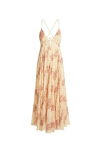 Vestido fluido de espalda descubierta en gasa beige y rosa con estampado de inspiración asiática de la marca parisina Phème Paris, fotografiado en la costa del sur de Francia, ideal para vacaciones, ceremonias de verano y bodas de destino.