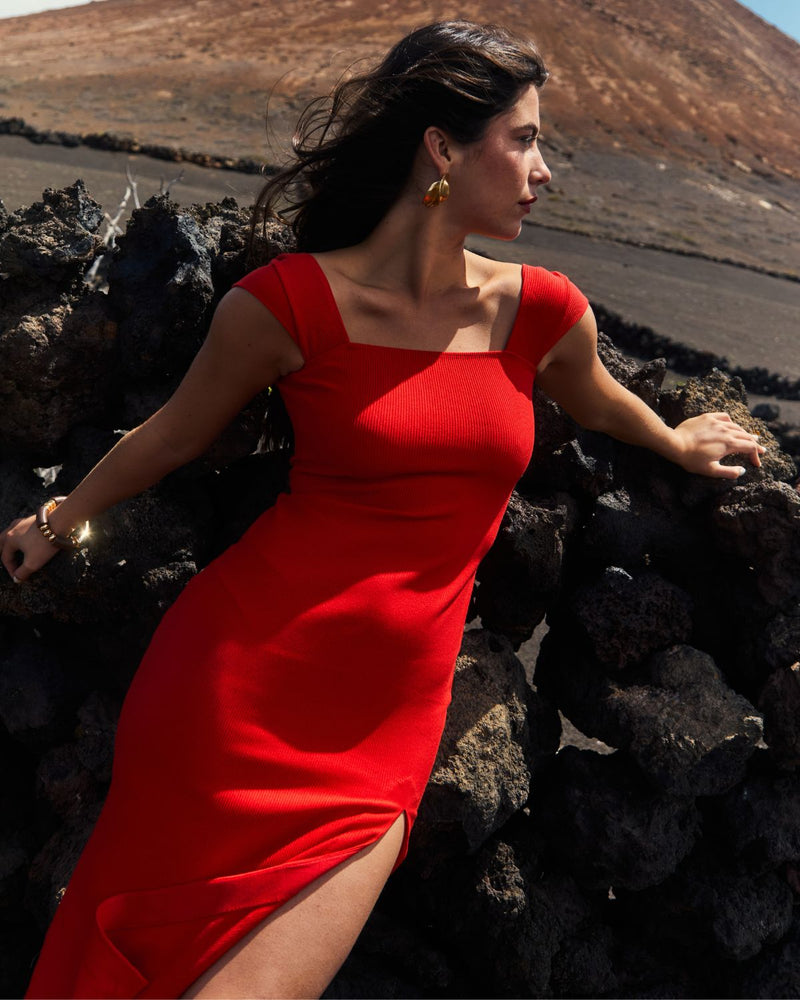 Robe rouge dos nu et encolure carre