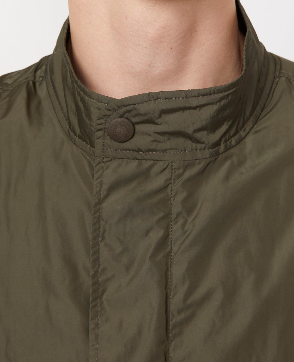 Officine Générale – Parka Roy - Olive - Homme, gros plan sur le col montant d'une veste kaki en nylon