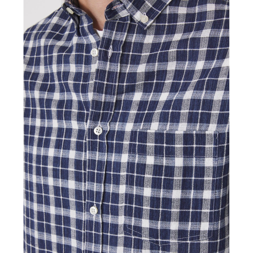 Officine Générale – Chemise Arsene - Bleu Marine/Blanc - Homme, gros plan sur une chemise en coton carreaux bleus et blancs, avec poche
