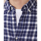 Officine Générale – Chemise Arsene - Bleu Marine/Blanc - Homme, gros plan sur le col d'une chemise à carreaux bleus et blancs