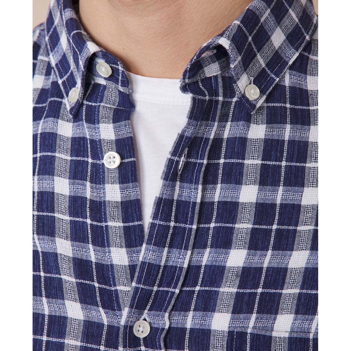 Officine Générale – Chemise Arsene - Bleu Marine/Blanc - Homme, gros plan sur le col d'une chemise à carreaux bleus et blancs