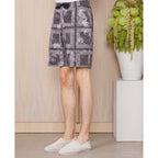Officine Générale – Short Phil - Gris Foncé/Gris/Blanc - Homme, shorts noirs à motifs bandana portés par un homme de profil