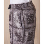 Officine Générale – Short Phil - Gris Foncé/Gris/Blanc - Homme, pantalon gris à motifs bandana porté par un mannequin, vue de profil