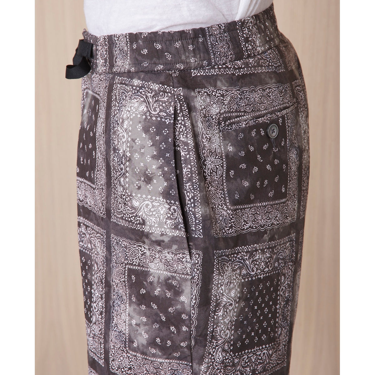 Officine Générale – Short Phil - Gris Foncé/Gris/Blanc - Homme, pantalon gris à motifs bandana porté par un mannequin, vue de profil