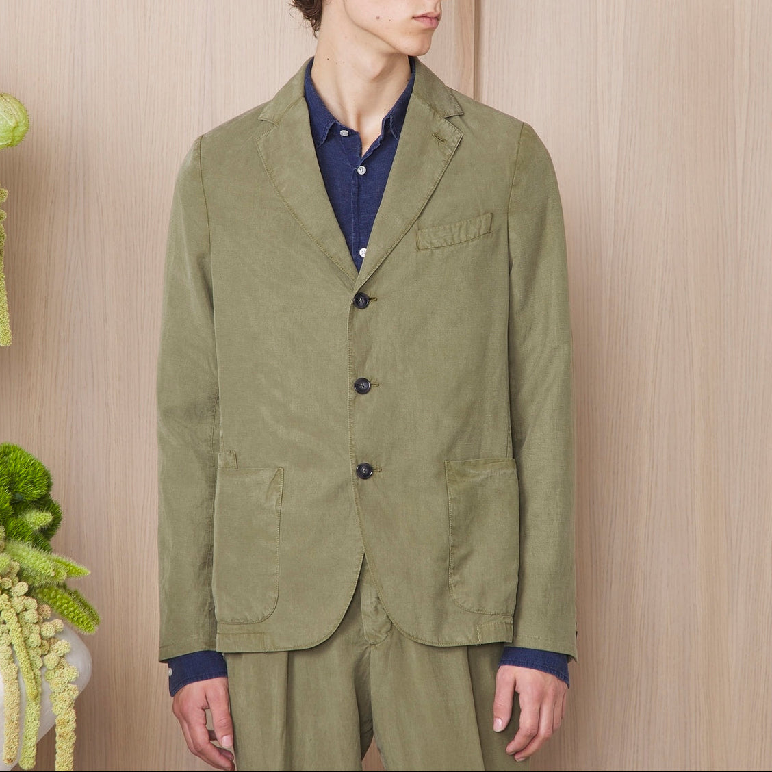Officine Générale – Veste Armie - Olive Brûlé - Homme, mannequin portant une veste en coton vert olive et une chemise bleue