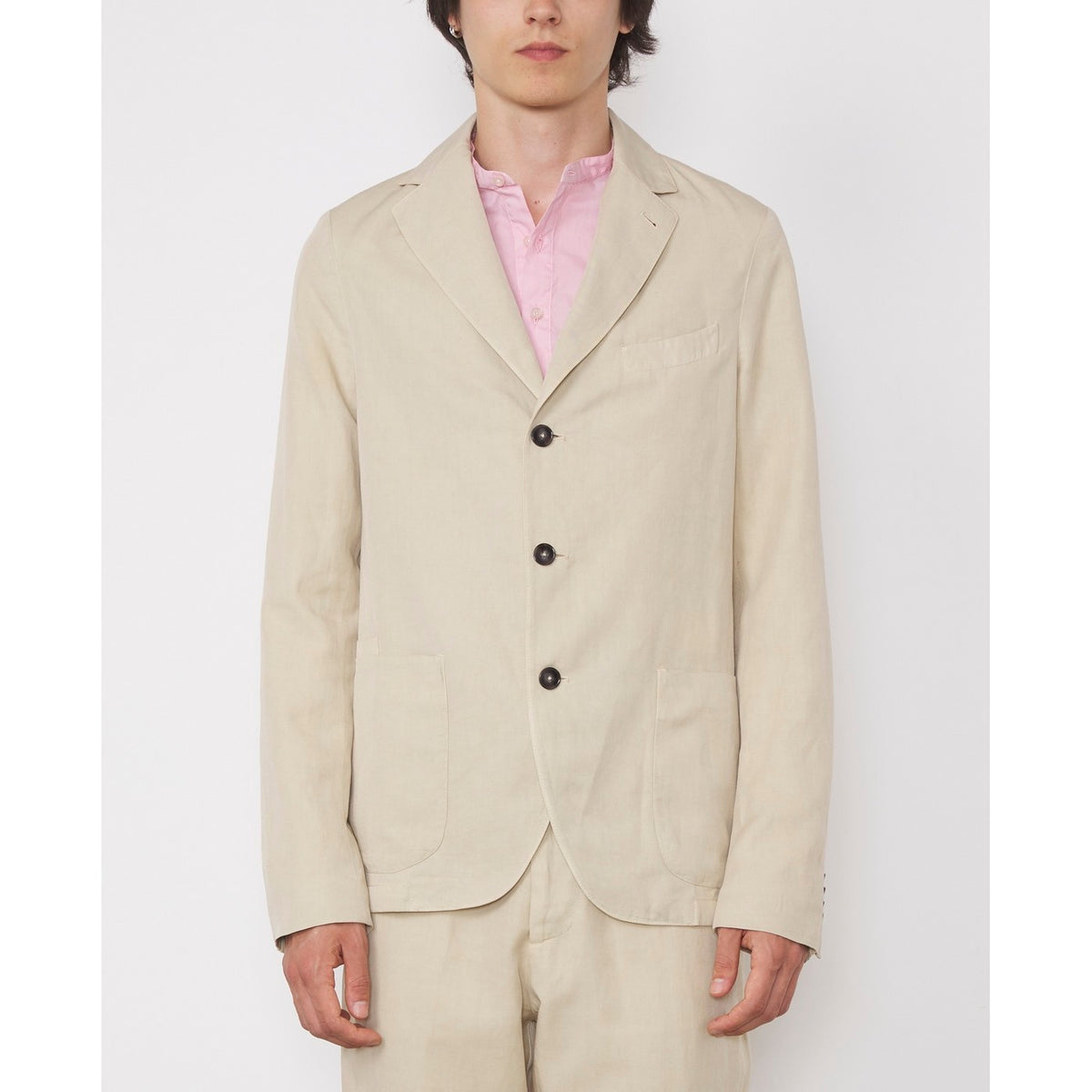 Officine Générale – Veste Armie - Latte - Homme, veste beige portée par un homme, chemise rose, vue de face