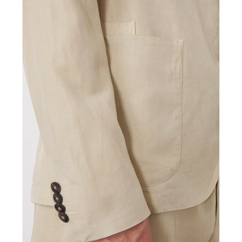 Officine Générale – Veste Armie - Latte - Homme, détail d'une manche de veste beige en lin avec des boutons marron