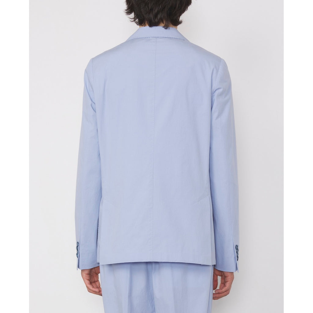 Officine Générale – Veste Arthus - Bleu Layette - Homme, homme de dos portant un costume bleu clair en tissu uni