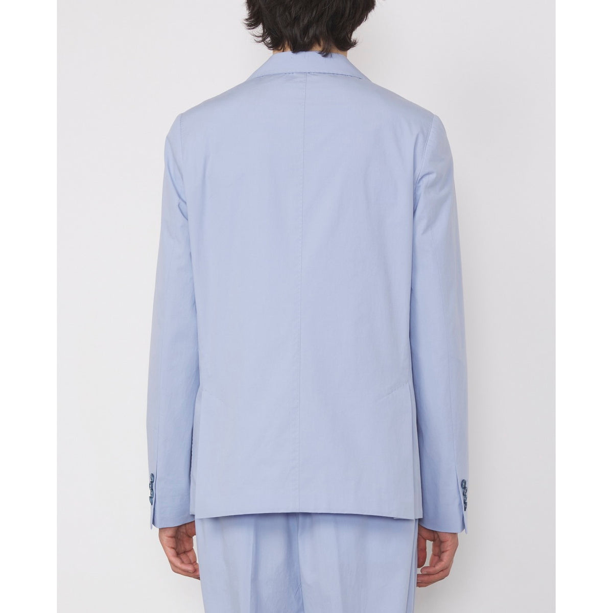 Officine Générale – Veste Arthus - Bleu Layette - Homme, homme de dos portant un costume bleu clair en tissu uni