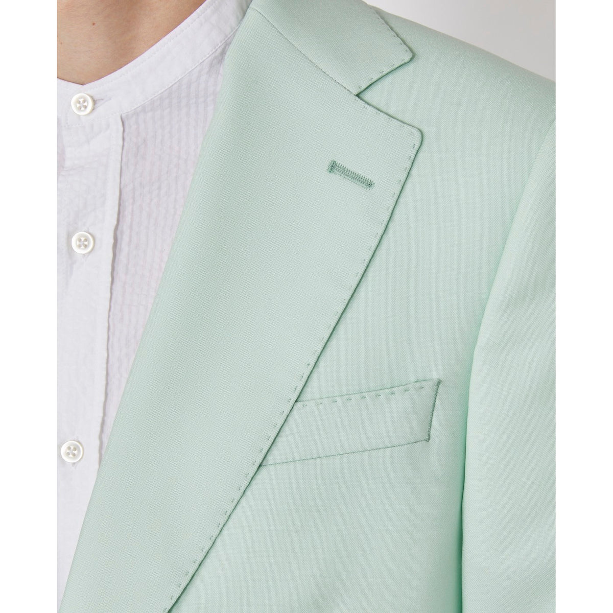 Officine Générale – Veste Giovanni - Menthe - Homme, gros plan sur le revers et la poche d'une veste de costume vert d'eau