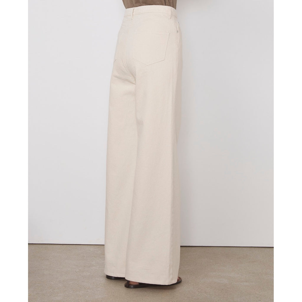 Officine Générale – Jean Romy - Écru - Femme, pantalon large écru porté par un mannequin, vue de profil