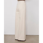 Officine Générale – Jean Romy - Écru - Femme, pantalon large écru porté par un mannequin, vue de profil