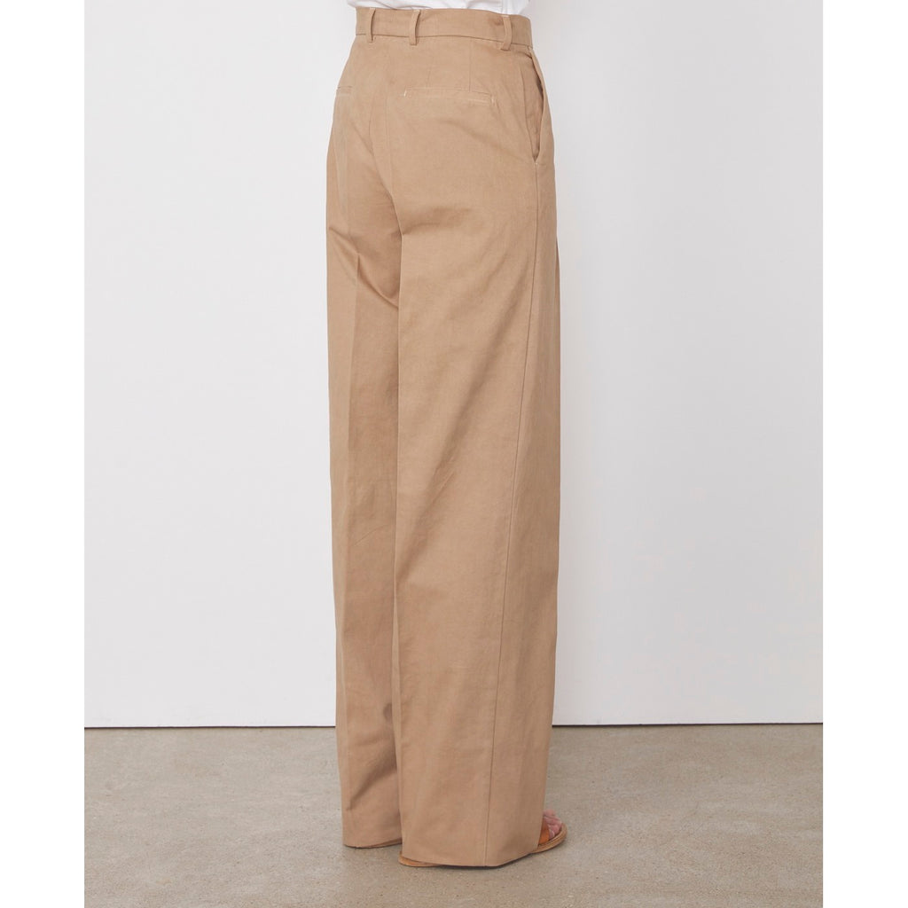 Officine Générale – Pantalon Sally - Cigare - Femme, pantalon large beige porté par un mannequin, vue de dos, en studio