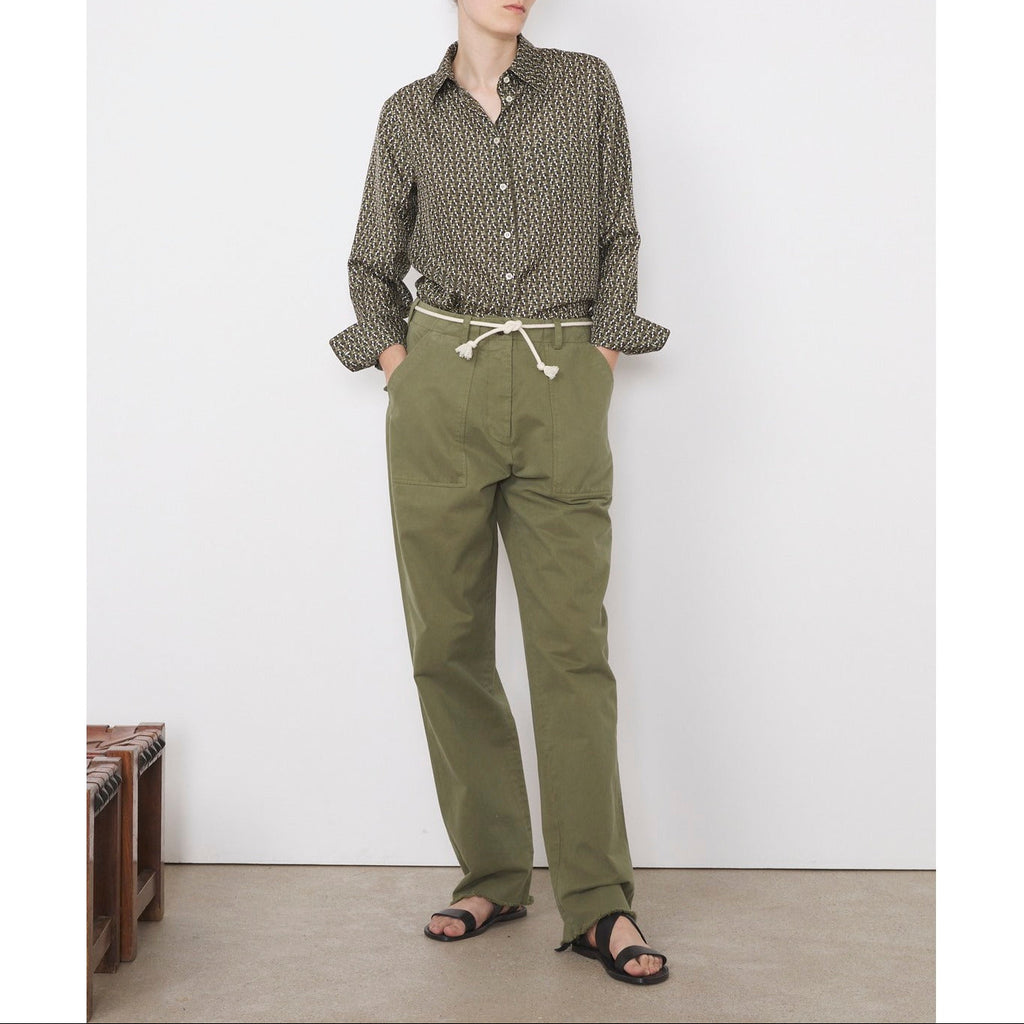 Officine Générale – Pantalon France - Olive - Femme, mannequin portant une chemise à motifs et un pantalon kaki avec des sandales