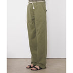 Officine Générale – Pantalon France - Olive - Femme, pantalon cargo vert kaki porté par un mannequin, vue de profil