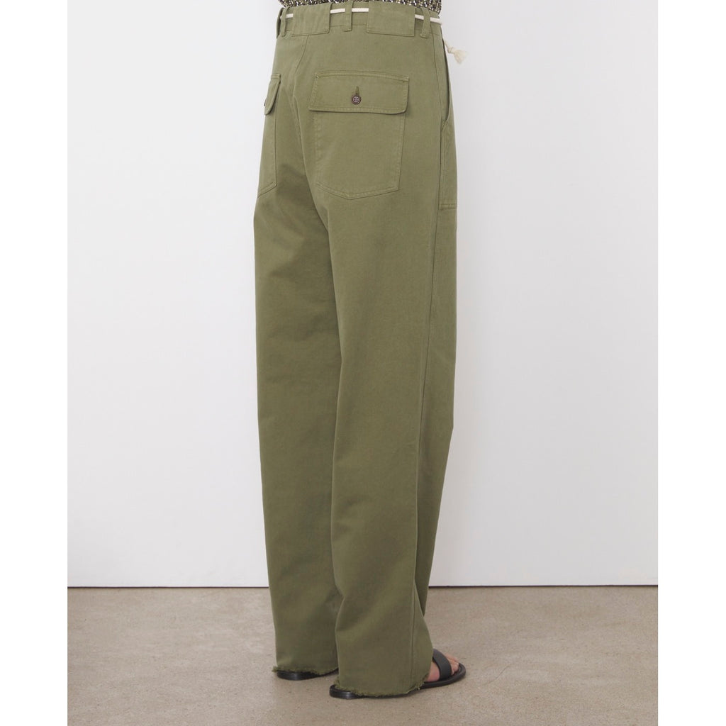 Officine Générale – Pantalon France - Olive - Femme, pantalon kaki porté par un mannequin, vue de profil, sur fond blanc