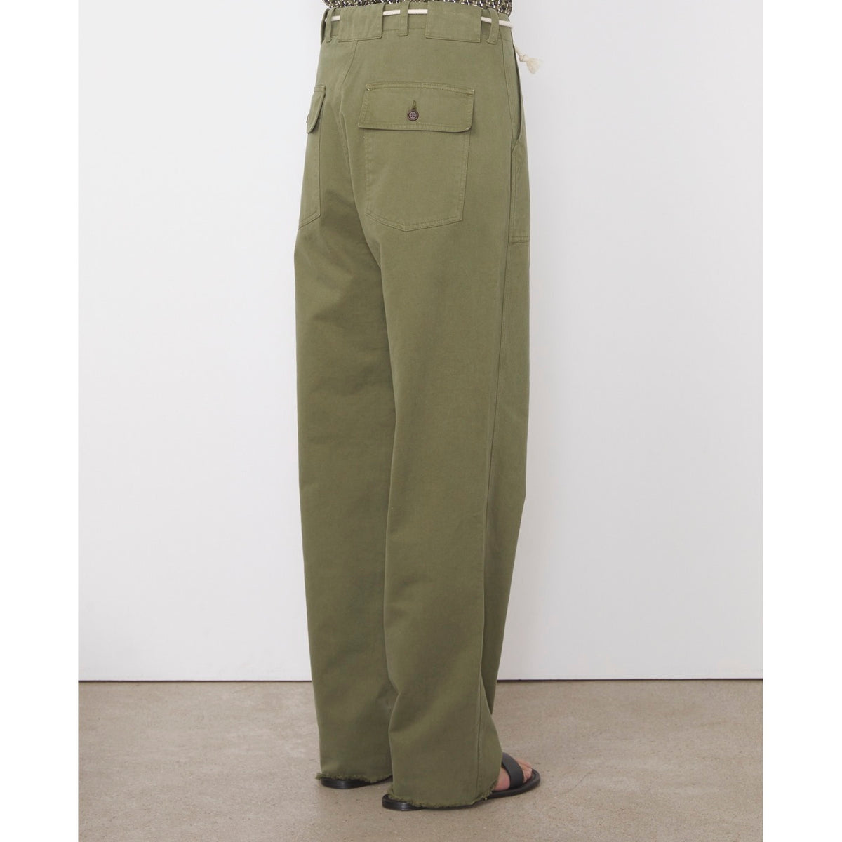Officine Générale – Pantalon France - Olive - Femme, pantalon kaki porté par un mannequin, vue de profil, sur fond blanc