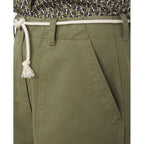 Officine Générale – Pantalon France - Olive - Femme, gros plan sur un pantalon kaki avec une ceinture en corde blanche