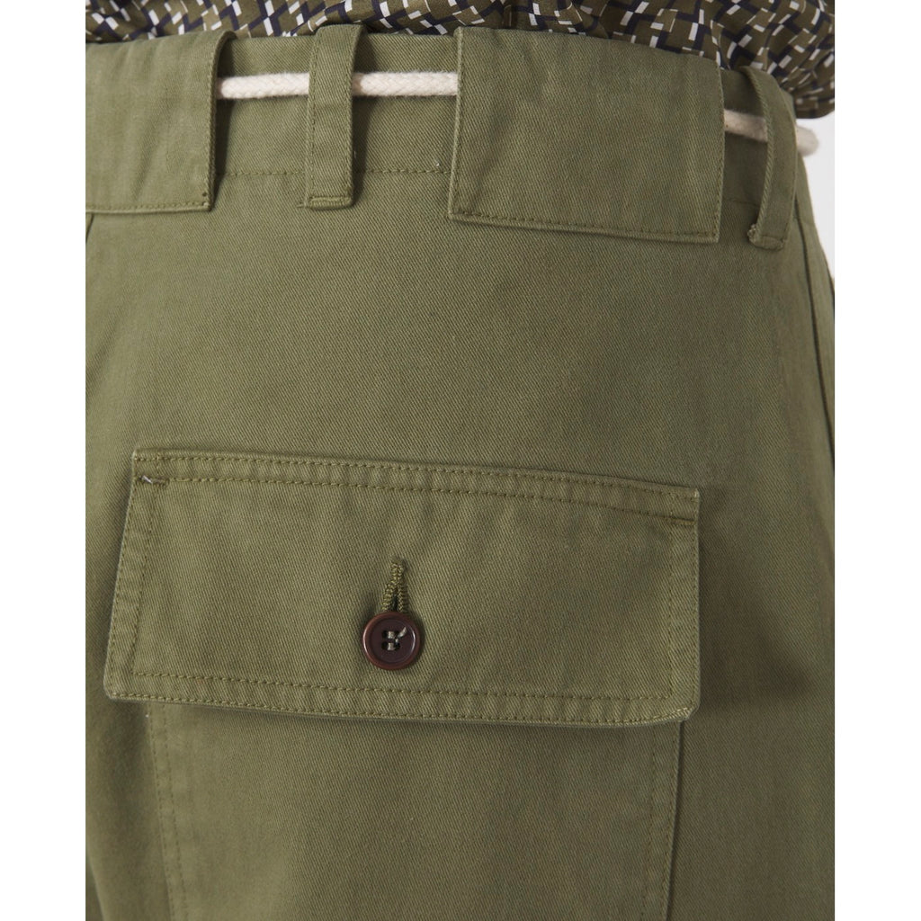 Officine Générale – Pantalon France - Olive - Femme, gros plan sur la poche arrière d'un pantalon cargo kaki