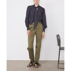 Officine Générale – Top Sybille - Bleu Marine/Blanc - Femme, mannequin portant une chemise foncée à manches longues et un pantalon kaki