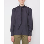 Officine Générale – Top Sybille - Bleu Marine/Blanc - Femme, blouse bleu marine en soie portée par un mannequin, vue de face