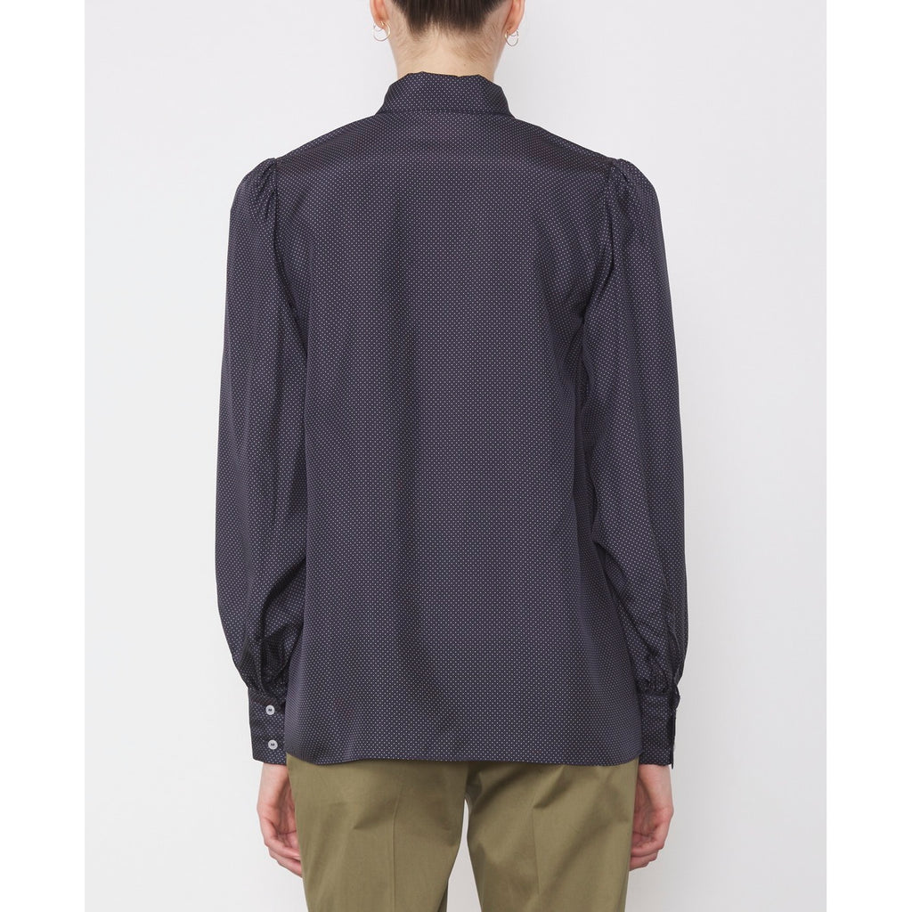 Officine Générale – Top Sybille - Bleu Marine/Blanc - Femme, mannequin de dos portant une chemise noire en soie, pantalon kaki