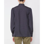 Officine Générale – Top Sybille - Bleu Marine/Blanc - Femme, mannequin de dos portant une chemise noire en soie, pantalon kaki