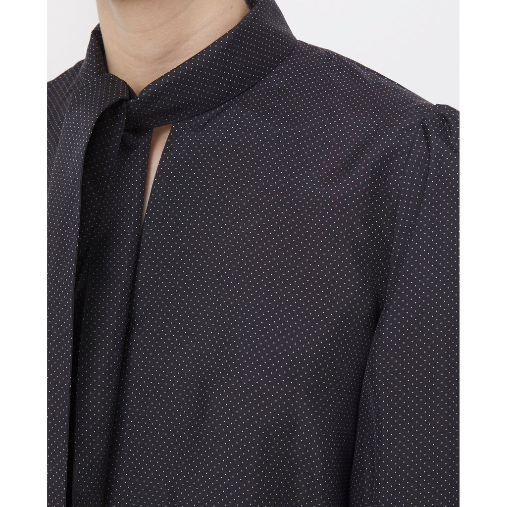 Officine Générale – Top Sybille - Bleu Marine/Blanc - Femme, gros plan sur le col lavallière d'une blouse noire à pois blancs