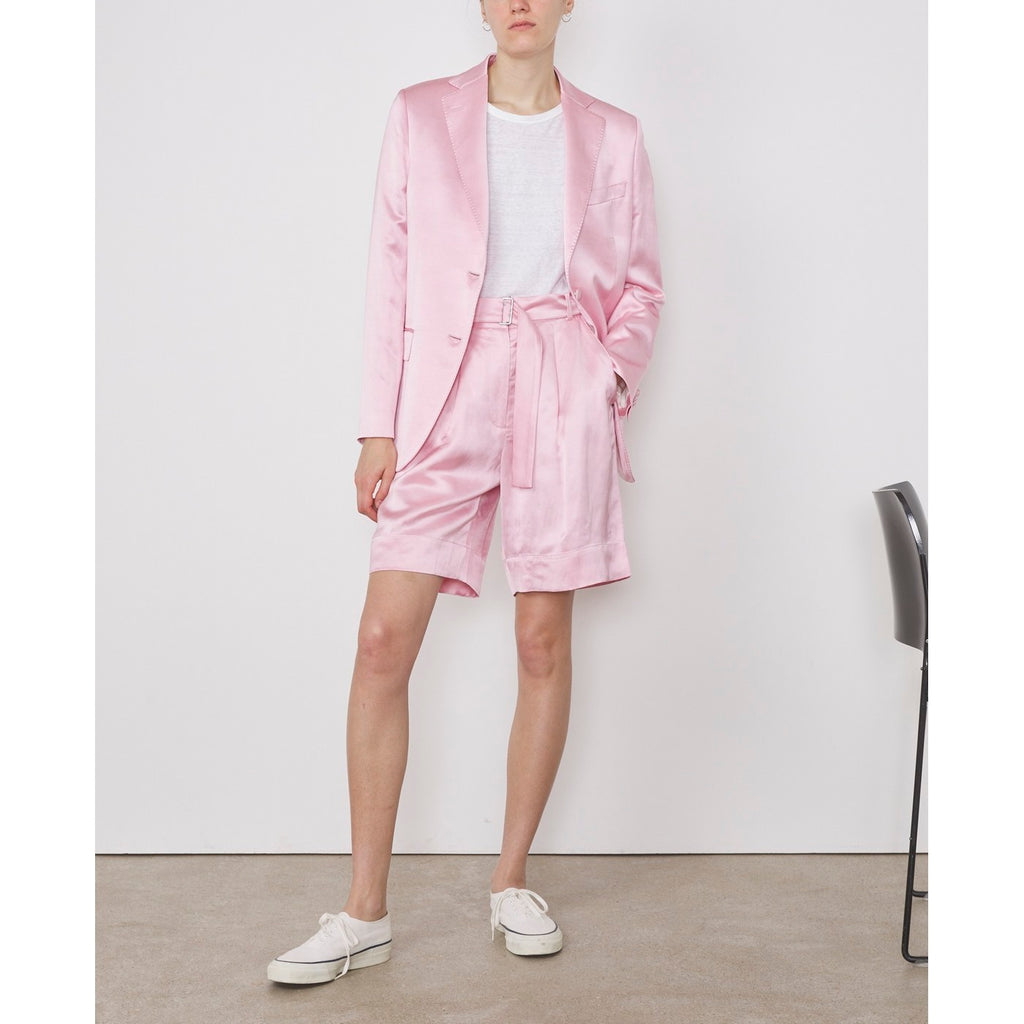 Officine Générale – Short Dalva - Rose - Femme, mannequin portant un ensemble short et blazer rose satiné, vue de face