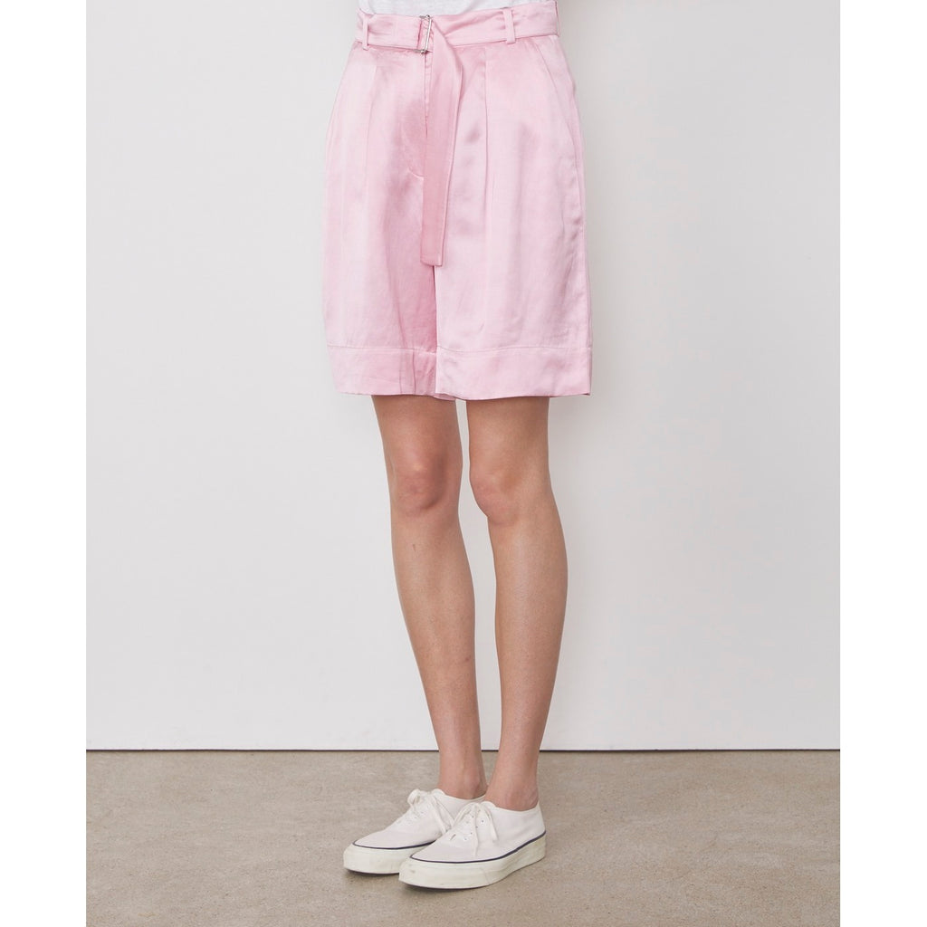 Officine Générale – Short Dalva - Rose - Femme, short rose satiné porté par un mannequin, vue de profil