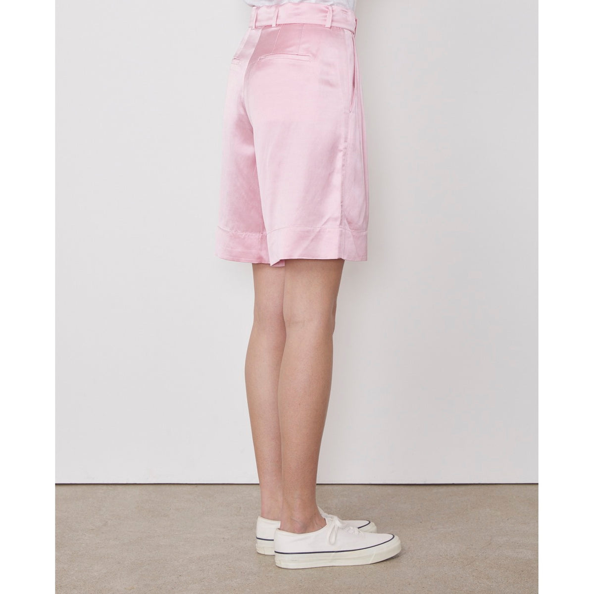 Officine Générale – Short Dalva - Rose - Femme, mannequin portant un short rose satiné, vue de profil sur fond blanc