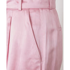 Officine Générale – Short Dalva - Rose - Femme, gros plan sur la poche latérale d'un pantalon rose en tissu satiné