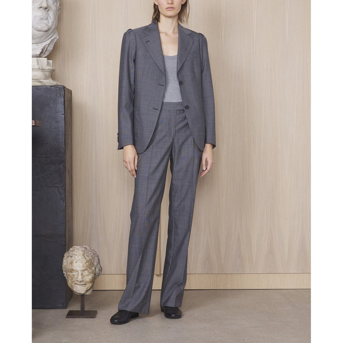 Officine Générale – Veste Albane - Écru/Noir - Femme, mannequin portant un costume gris en laine, vue de face