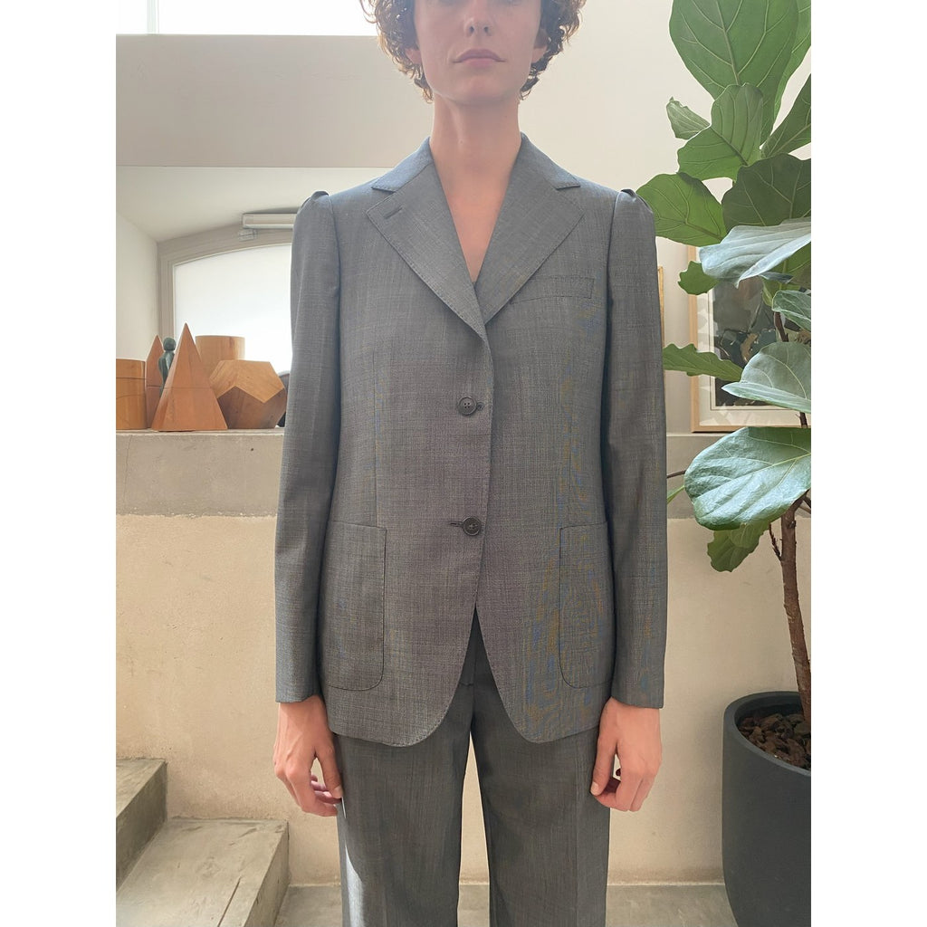 Officine Générale – Veste Albane - Écru/Noir - Femme, mannequin femme portant un costume gris en laine, vue de face
