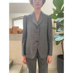 Officine Générale – Veste Albane - Écru/Noir - Femme, mannequin femme portant un costume gris en laine, vue de face