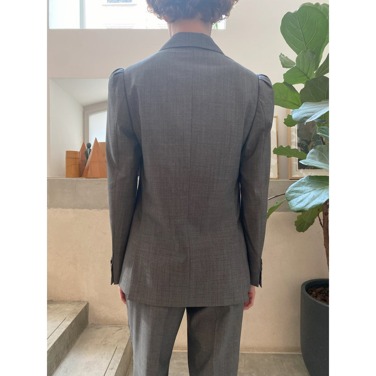Officine Générale – Veste Albane - Écru/Noir - Femme, mannequin de dos portant un blazer gris et un pantalon assorti